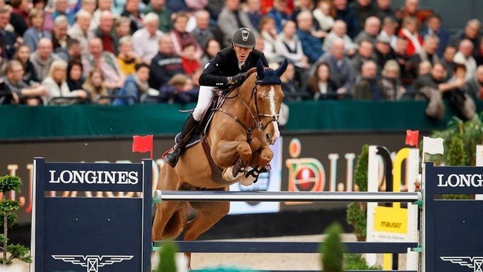 Kevin Staut s přehledem ve vedení skokového SP