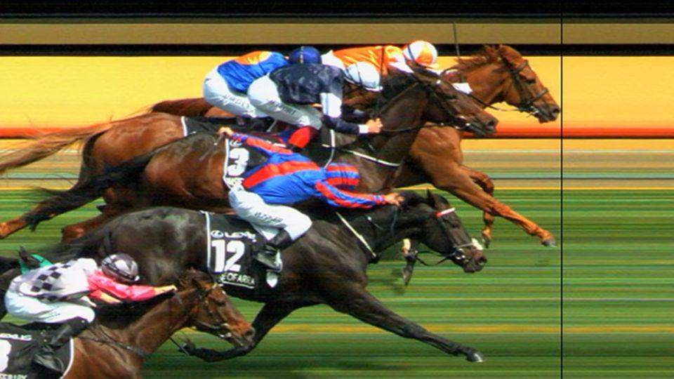 Cílová fotografie a potrestaný Dettori. Melbourne Cup vyhráli domácí