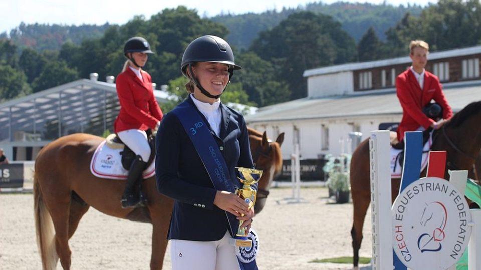 Held dojela bez třmenů pro třetí místo v GP Zduchovice. Vítězí Jüngel