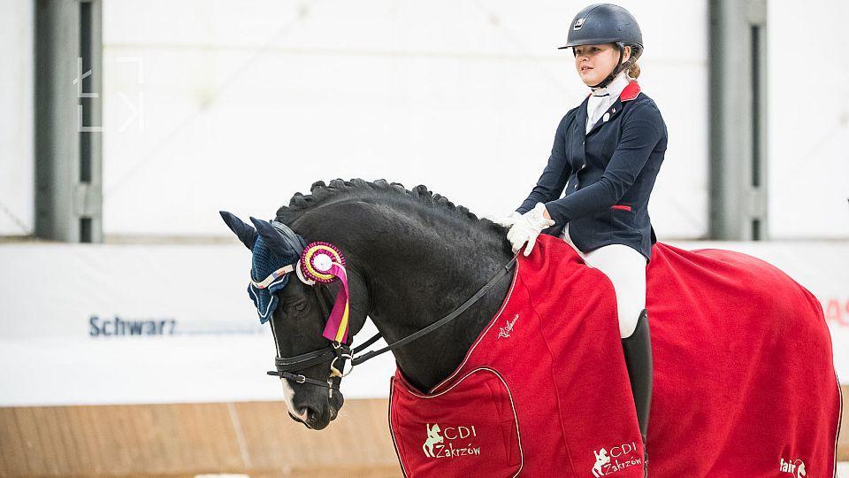 Johana Vášáryová s Firestonem vede od února drezurní FEI žebříček dětí