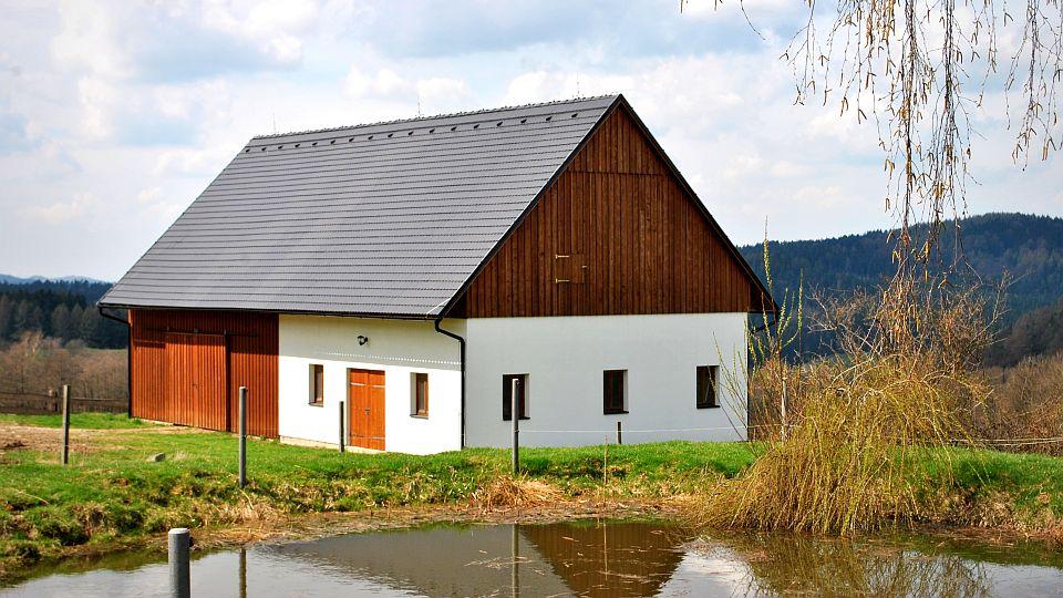 V kouzelné krajině u Krásné Lípy vybudovali vysněnou stáj pro pět koní