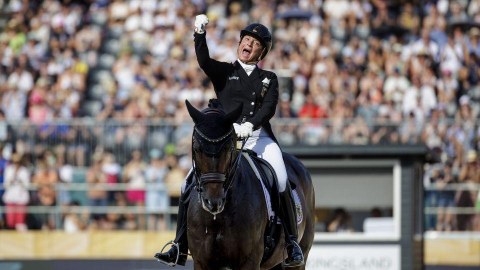 Tanec na koni, jenž skrývá dřinu. Drezurní rok 2023 pohledem fotografů