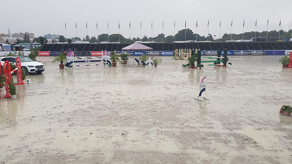 Start sobotních soutěží CSI-W Olomouc odložen. Déšť podmáčel kolbiště
