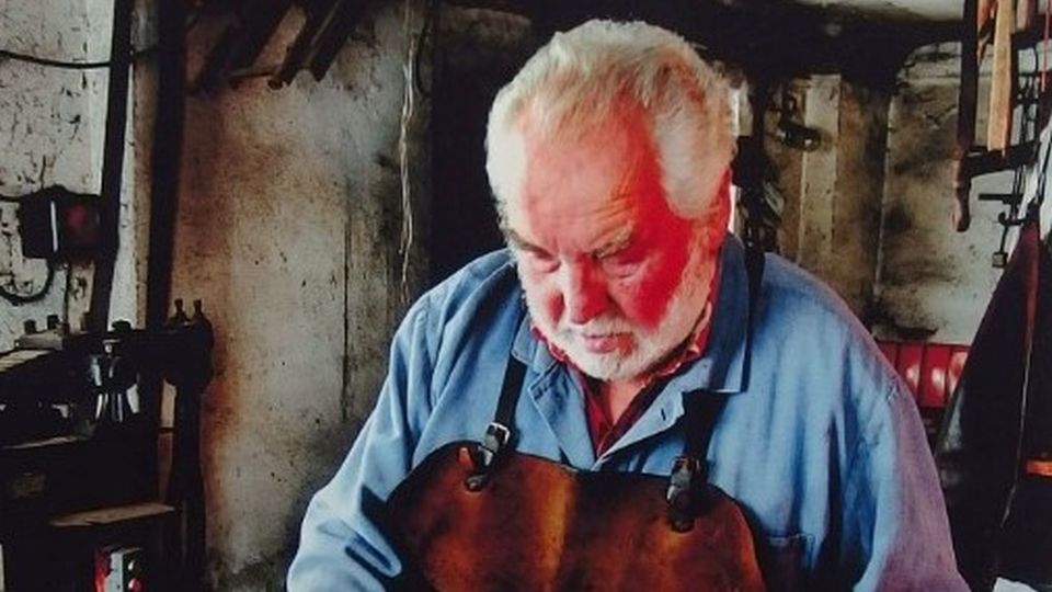 Podkovář Václav Ráliš slaví devadesáté narozeniny. Řemeslo převzal syn