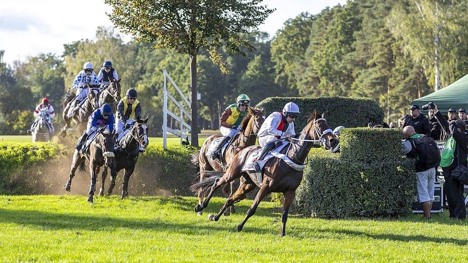 Byl zahájen prodej vstupenek na Velkou pardubickou 2024 i permanentek