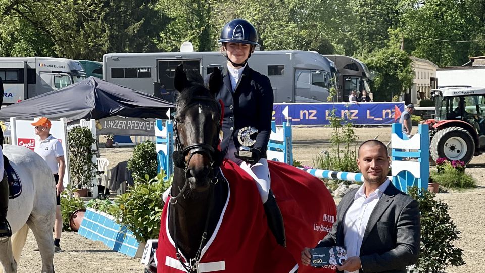 Čeští jezdci na CSIO v Linci: Úvodní den přinesl vítězství Laury Najmanové